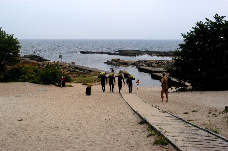 Dykker ved klippeformationer under vandet ved Bornholm